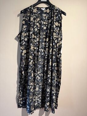 LuLaRoe Black Floral Sleeveless Duster with Cream and Gray Flowers